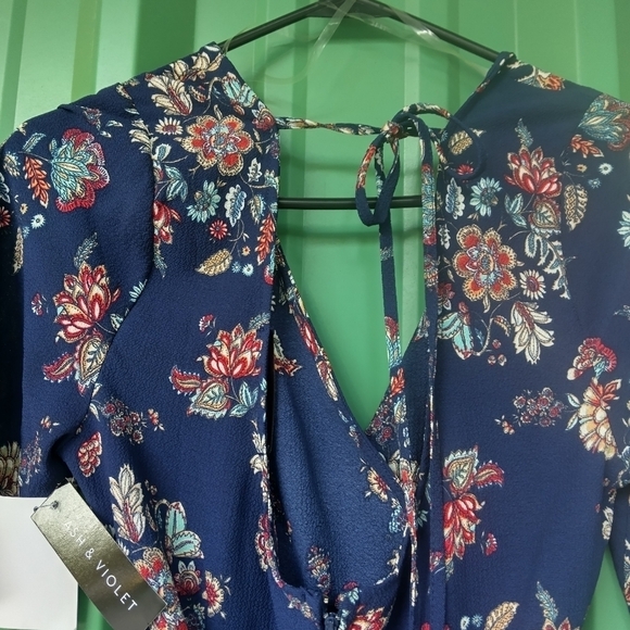 NEW Women's Floral Shorts One Piece Romper Size Medium Ditsy Flowers - Picture 2 of 9